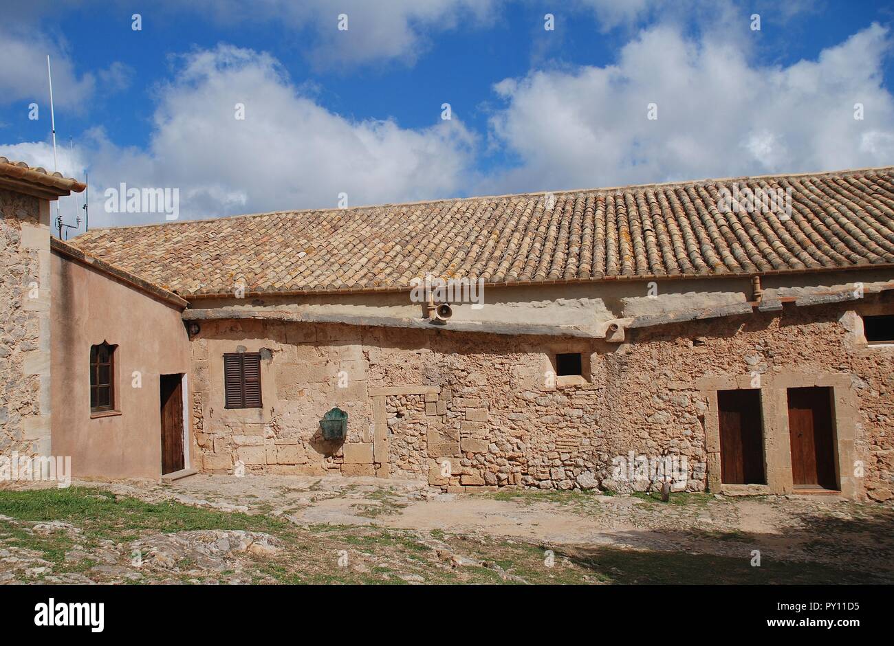 Das mittelalterliche Kloster und Kirche auf dem Gipfel des Puig de Maria in Pollença auf der spanischen Insel Mallorca. Stockfoto