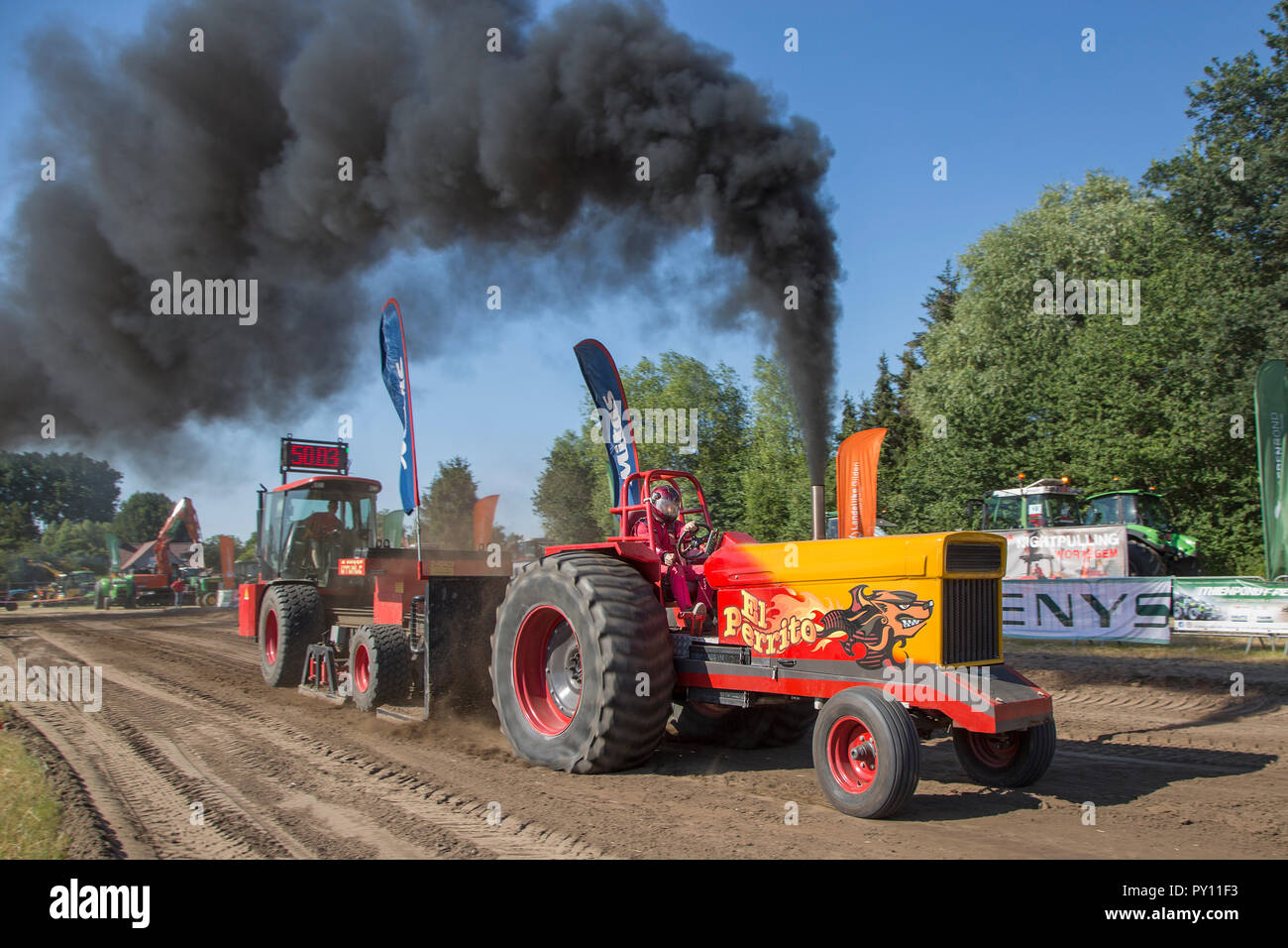 Diesel Traktor Ziehen von schweren Schlitten bei Trekkertrek geändert, Tractor Pulling Wettbewerb in Zevergem, Flandern, Belgien Stockfoto