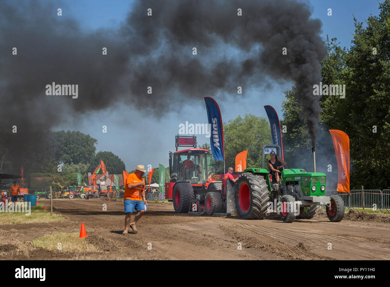 Geändert diesel Traktor Deutz D 13006 Ziehen von schweren Schlitten bei Trekkertrek, Tractor Pulling Wettbewerb in Zevergem, Flandern, Belgien Stockfoto