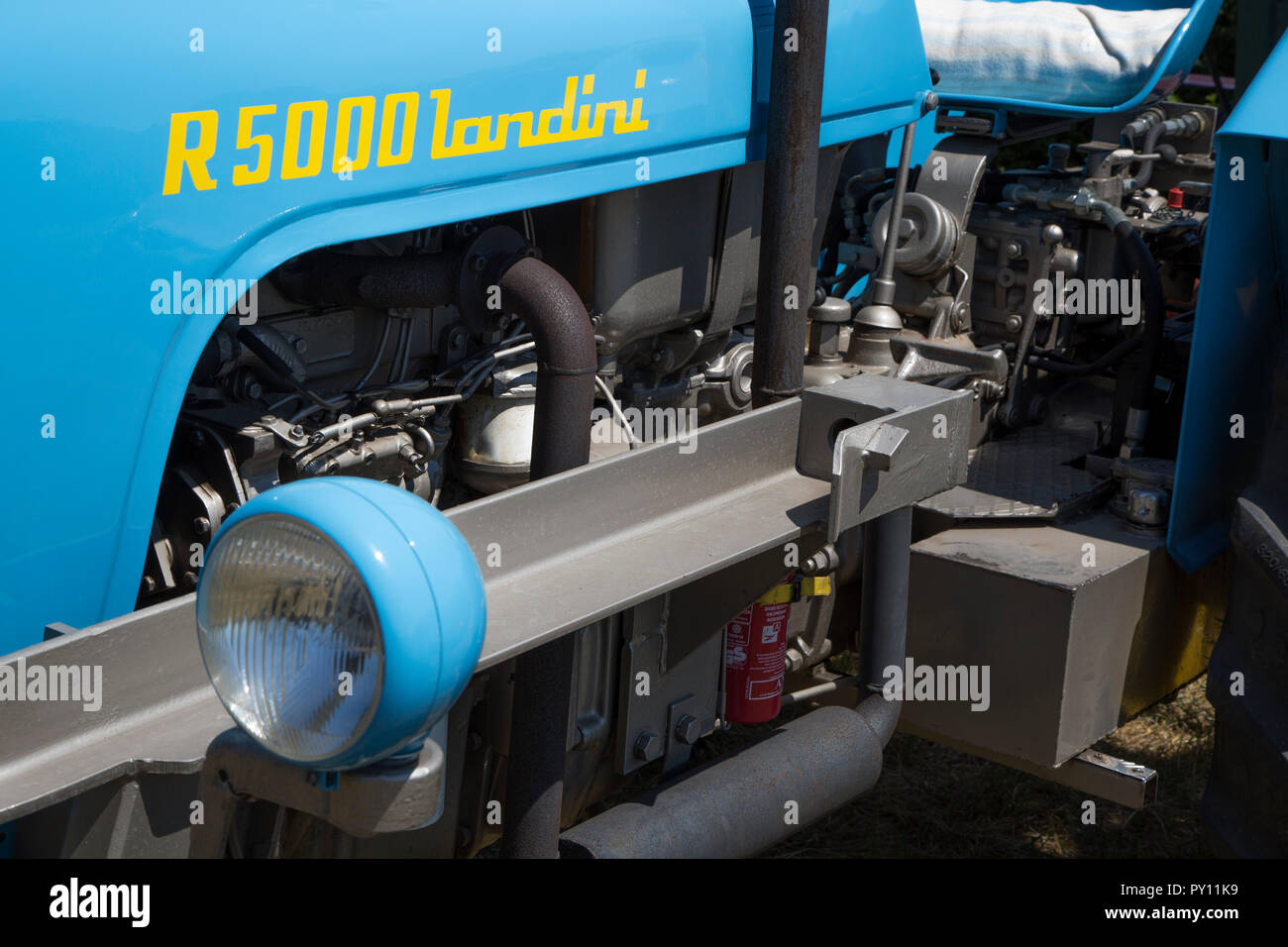 Nahaufnahme der Oldtimer Motor von Landini blau R5000 Traktor Stockfoto