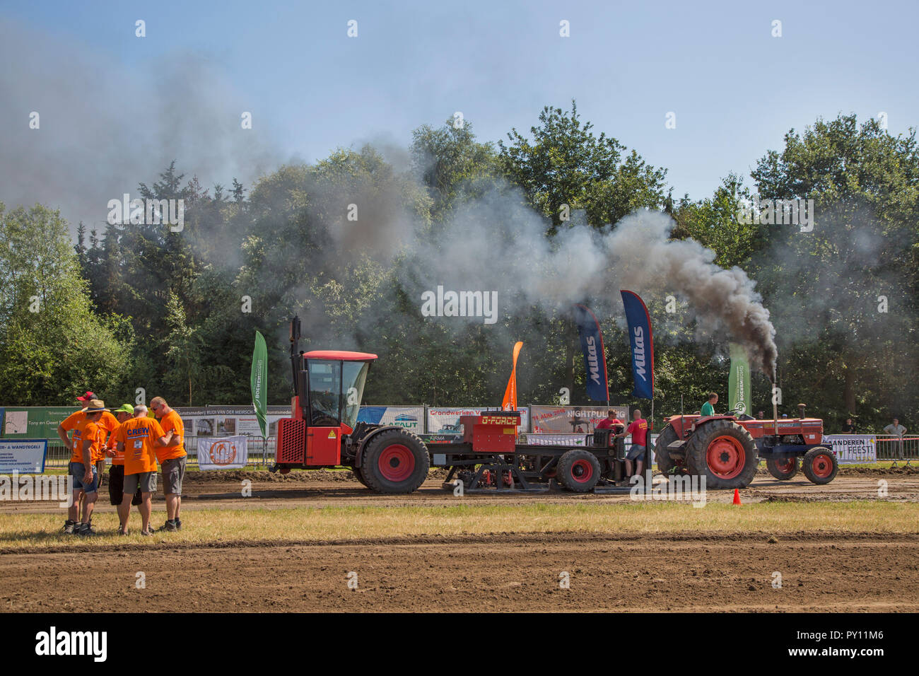 Diesel Traktor gleichen Drago 100 Ziehen von schweren Schlitten bei Trekkertrek geändert, Tractor Pulling Wettbewerb in Zevergem, Flandern, Belgien Stockfoto
