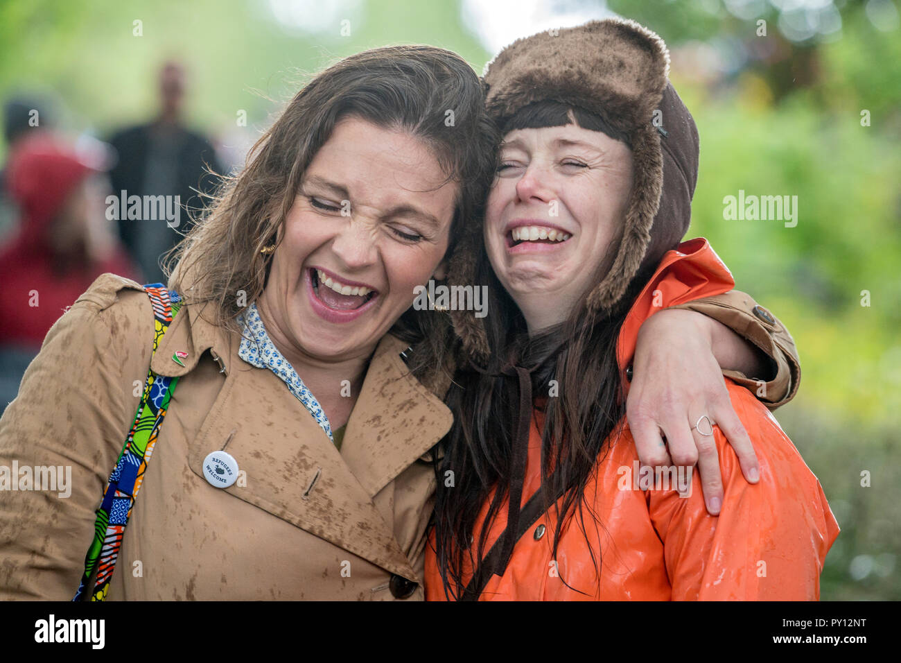 Freundinnen gemeinsam lachen, während Islands Unabhängigkeitstag, Reykjavik, Island. Stockfoto