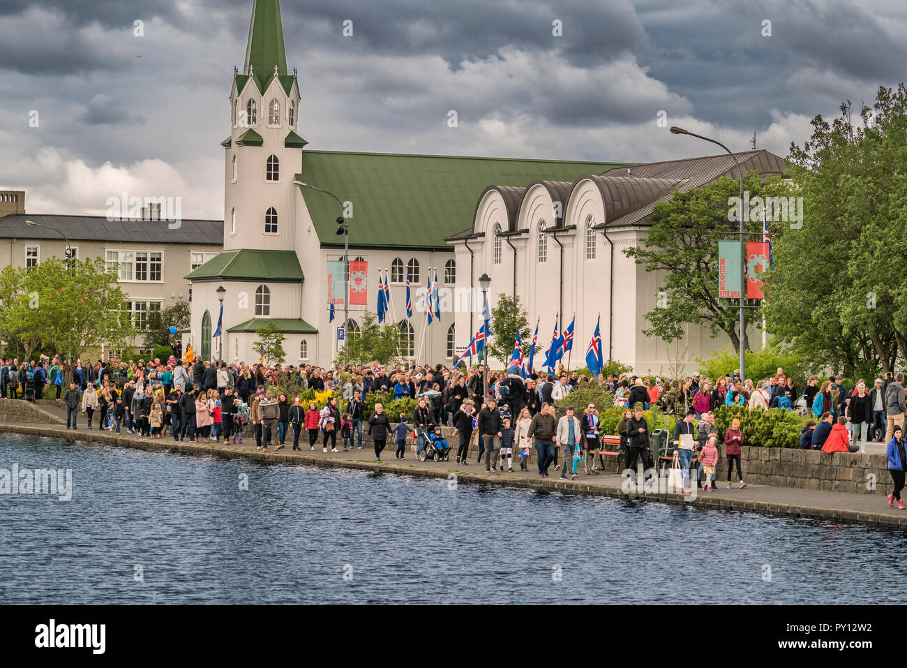 Menschen, die von den Frikirkjan, Museum und Reykjavik Teich, Islands Unabhängigkeitstag, Reykjavik, Island. Stockfoto