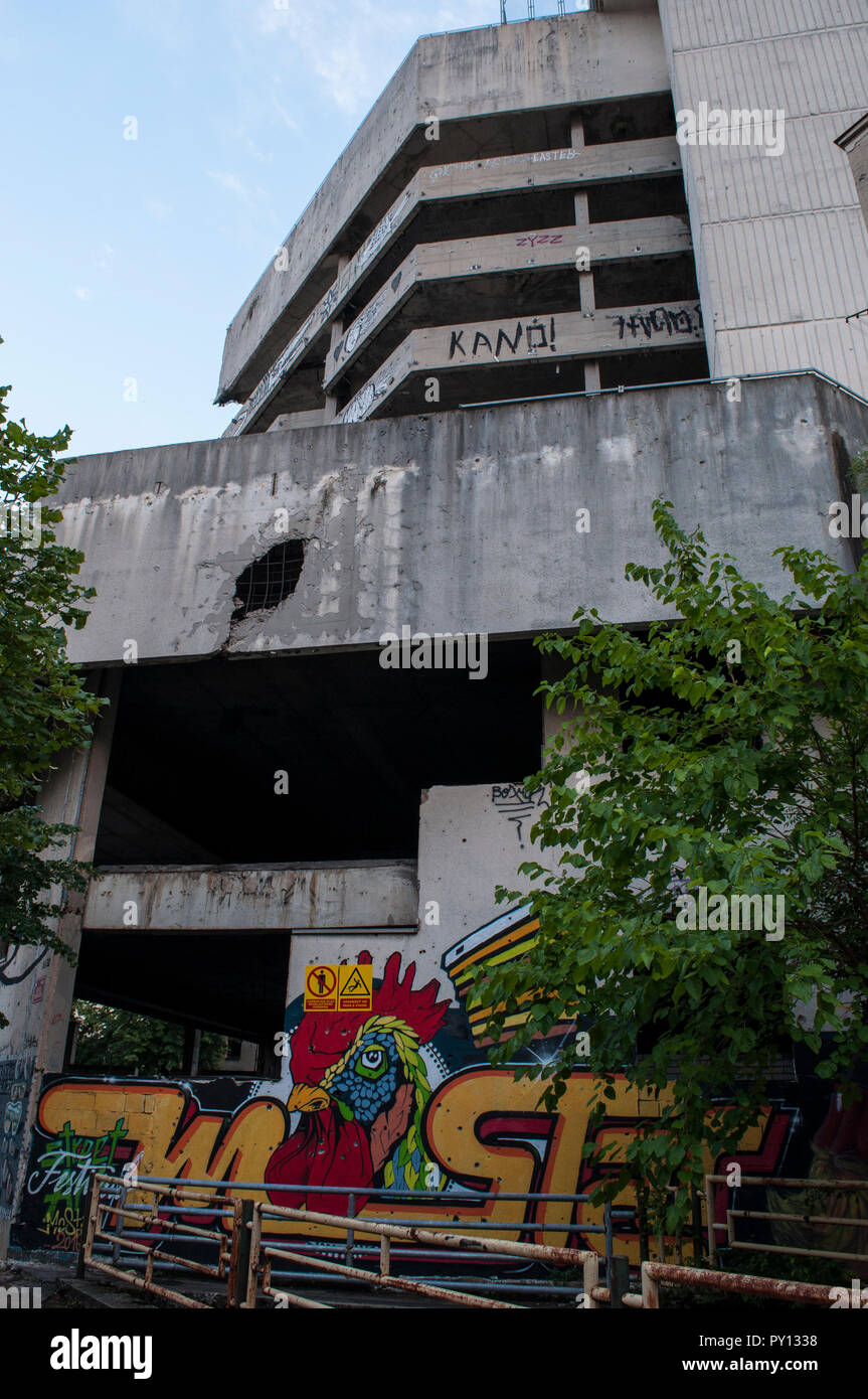 Mostar: Staklena Banka, Alte Glas Bank, ein Gebäude von Bosnischen Krieg Scharfschützen eingesetzt, später als Staklena Banka Sammlung Kunst im öffentlichen Raum verwandelt Stockfoto