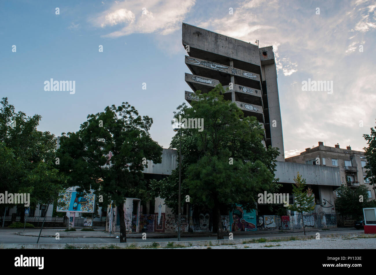 Mostar: Staklena Banka, Alte Glas Bank, ein Gebäude von Bosnischen Krieg Scharfschützen eingesetzt, später als Staklena Banka Sammlung Kunst im öffentlichen Raum verwandelt Stockfoto