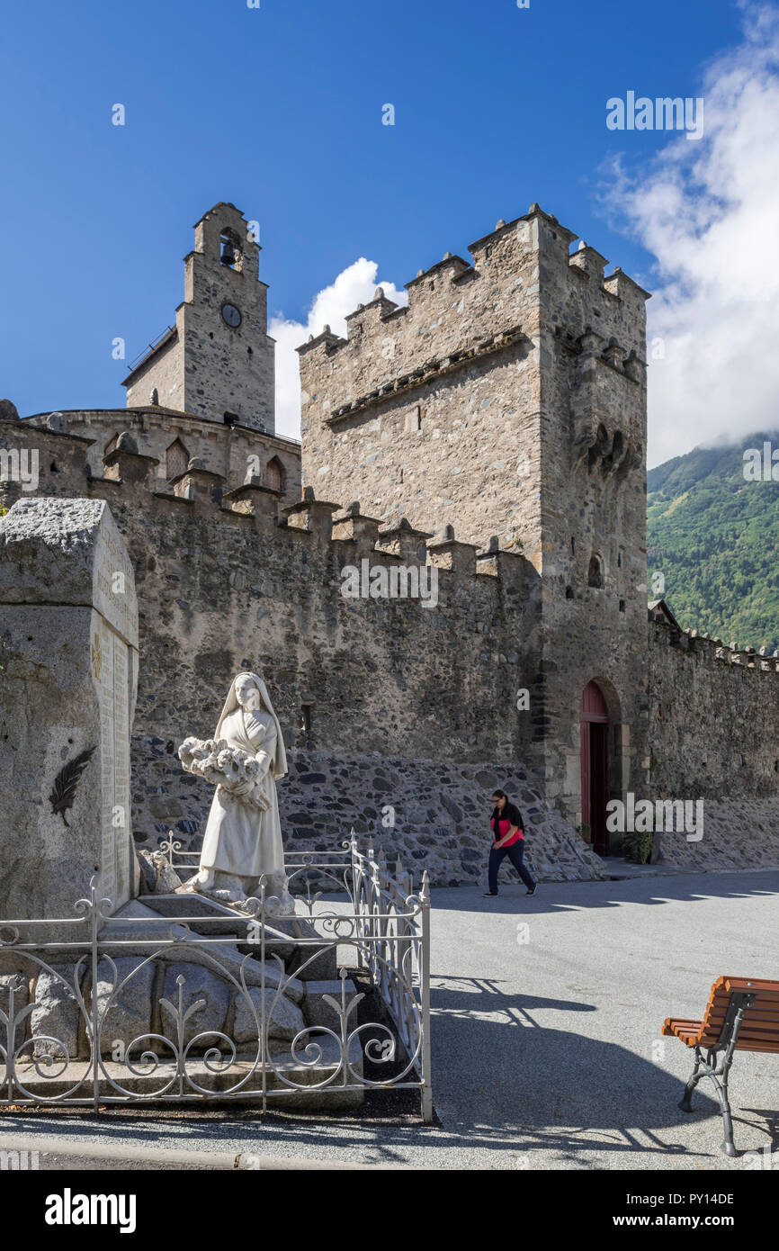 Zwölften jahrhundert Église des Templiers/Templer Kirche im Dorf Luz-Saint-Sauveur, Hautes-Pyrénées, Frankreich Stockfoto