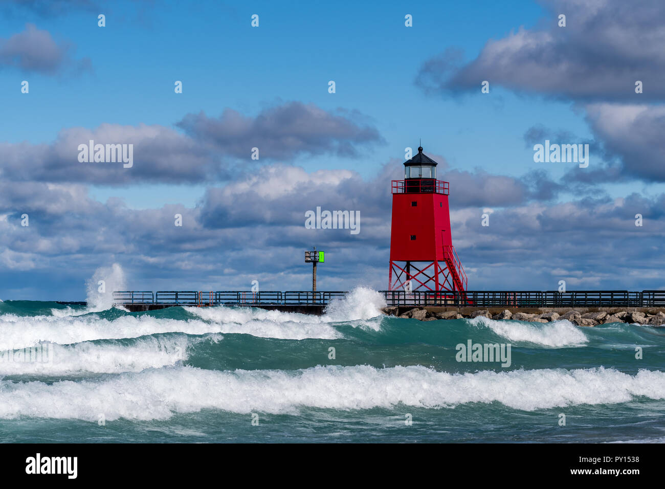 Große Wellen in der Charlevoix South Pier Leuchtturm in Ripley, Michigan, USA. Stockfoto