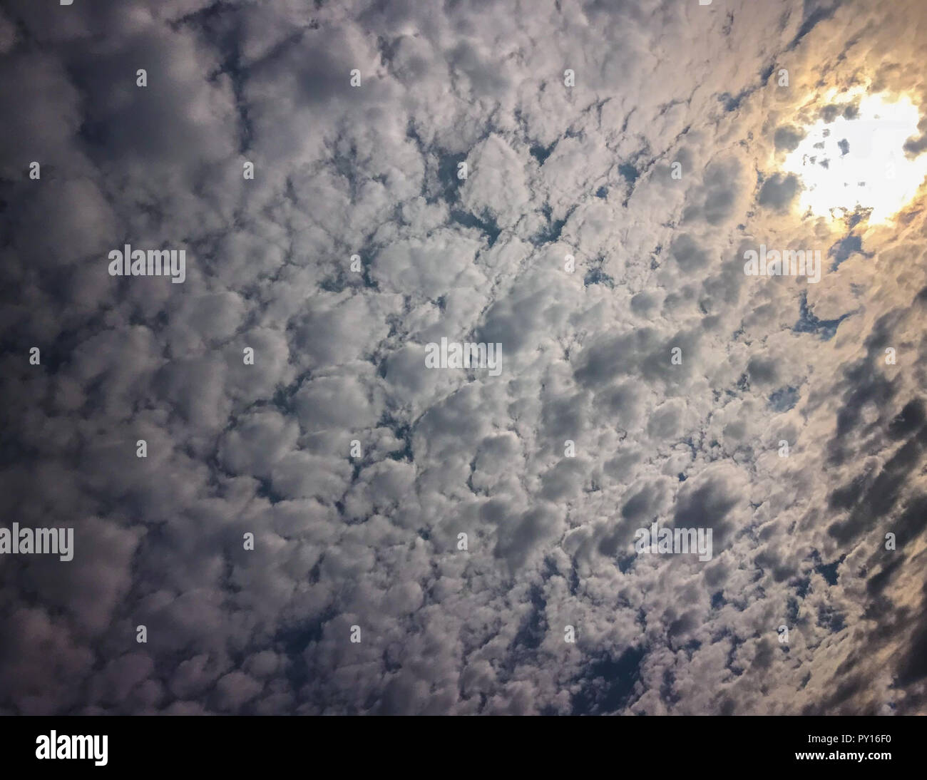 Foto von der Sonne spähen Durch die Gewitterwolken Stockfoto