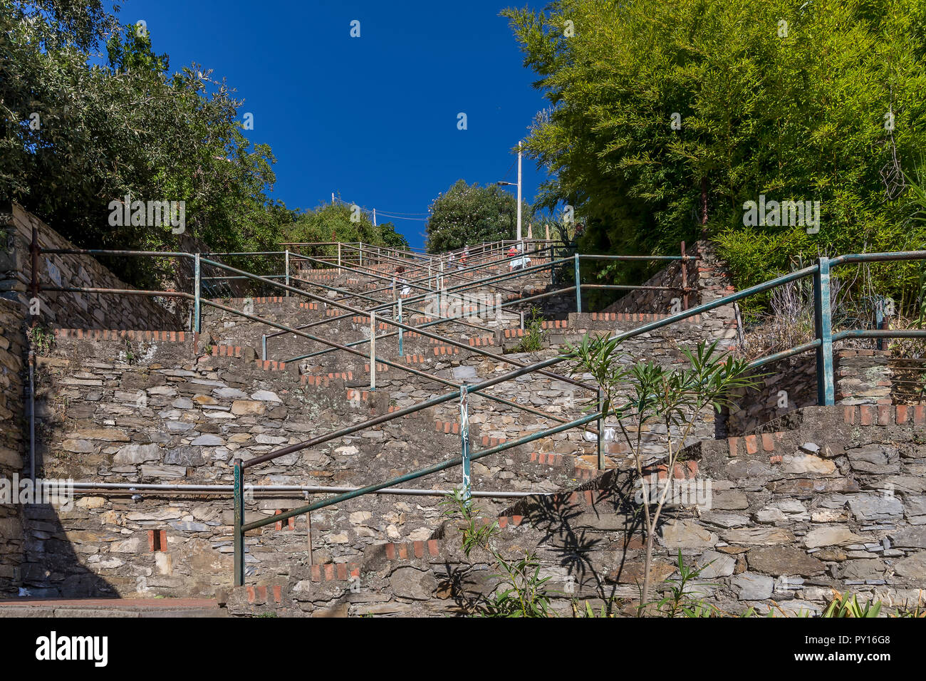 Die steile Treppe vom Bahnhof ins Zentrum der Stadt Portofino, Cinque Terre, Ligurien, Italien Stockfoto
