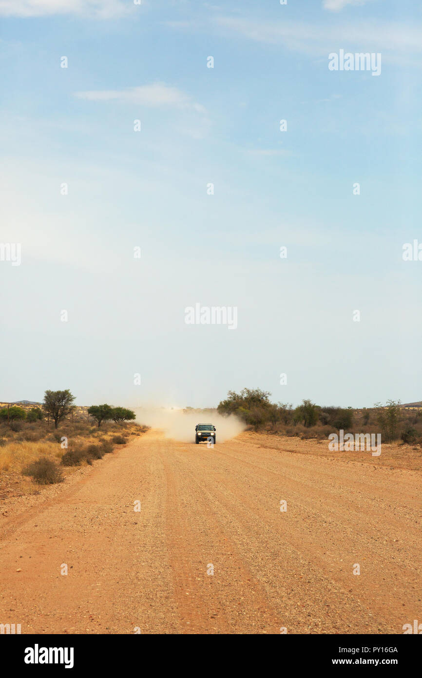 Namibia fahren - ein Auto fahren auf die Schotterpisten durch die Namib Wüste in der Nähe von sossuvlei Namibia Afrika Stockfoto