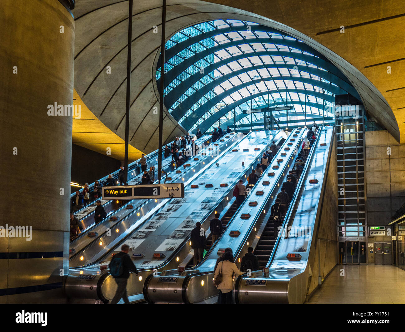 Die U-Bahnstation Canary Wharf London - die U-Bahnstation Canary Wharf auf der Jubilee Line - Architekten Sir Norman Foster eröffnete 1999 Stockfoto