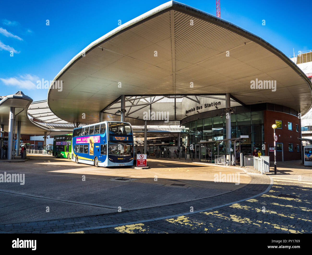 Der Busbahnhof Norwich im Zentrum von Norwich wurde 2005 eröffnet. Gewinner des SCALA Civic Building des Jahres 2006. Architekt Michael Spicer NPS Stockfoto