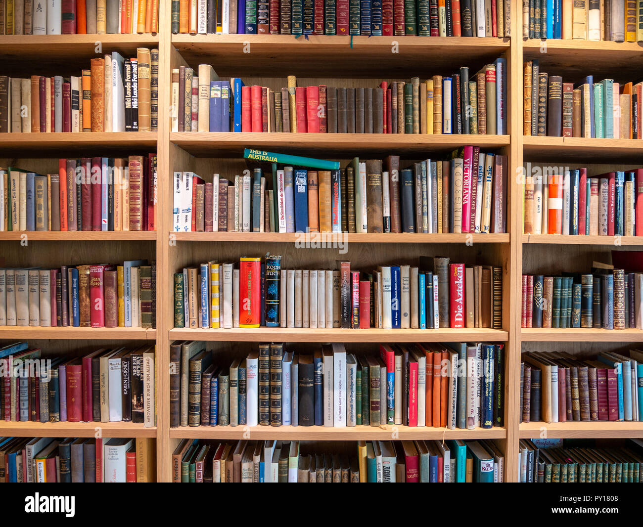 Bild von Holz- Regal mit Büchern in der Bibliothek Stockfoto