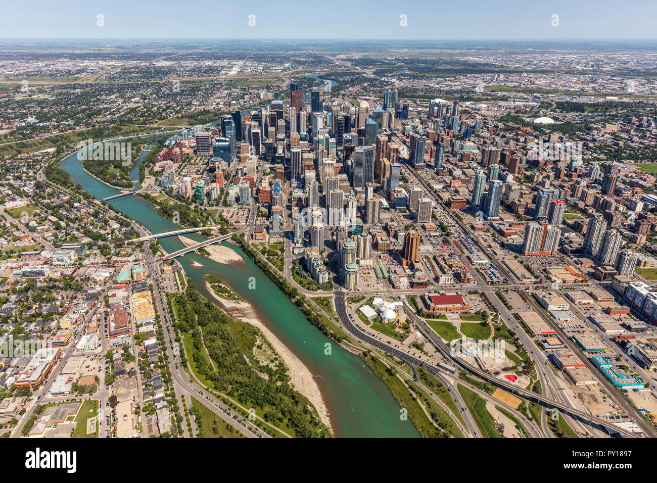 Luftaufnahme von Calgary City Centre von Hubschrauber im Sommer. Stockfoto