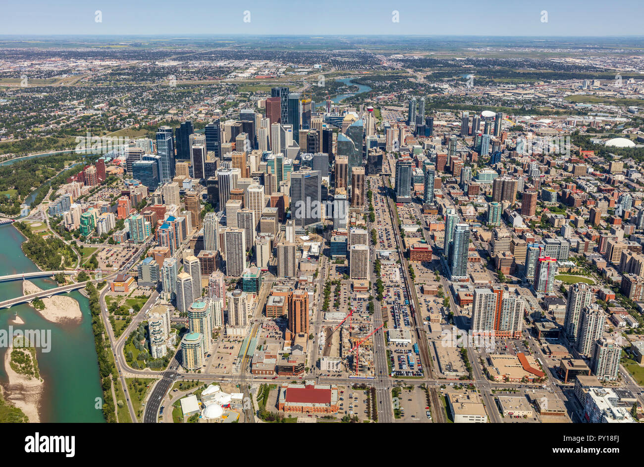 Luftaufnahme von Calgary City Centre von Hubschrauber im Sommer. Stockfoto