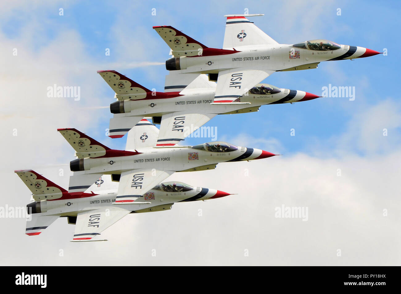 Die US Air Force Thunderbirds Air Demonstration Squadron zeigt auf der RAF Waddington Airshow Kampfflugzeuge an. Kampfflugzeuge Stockfoto