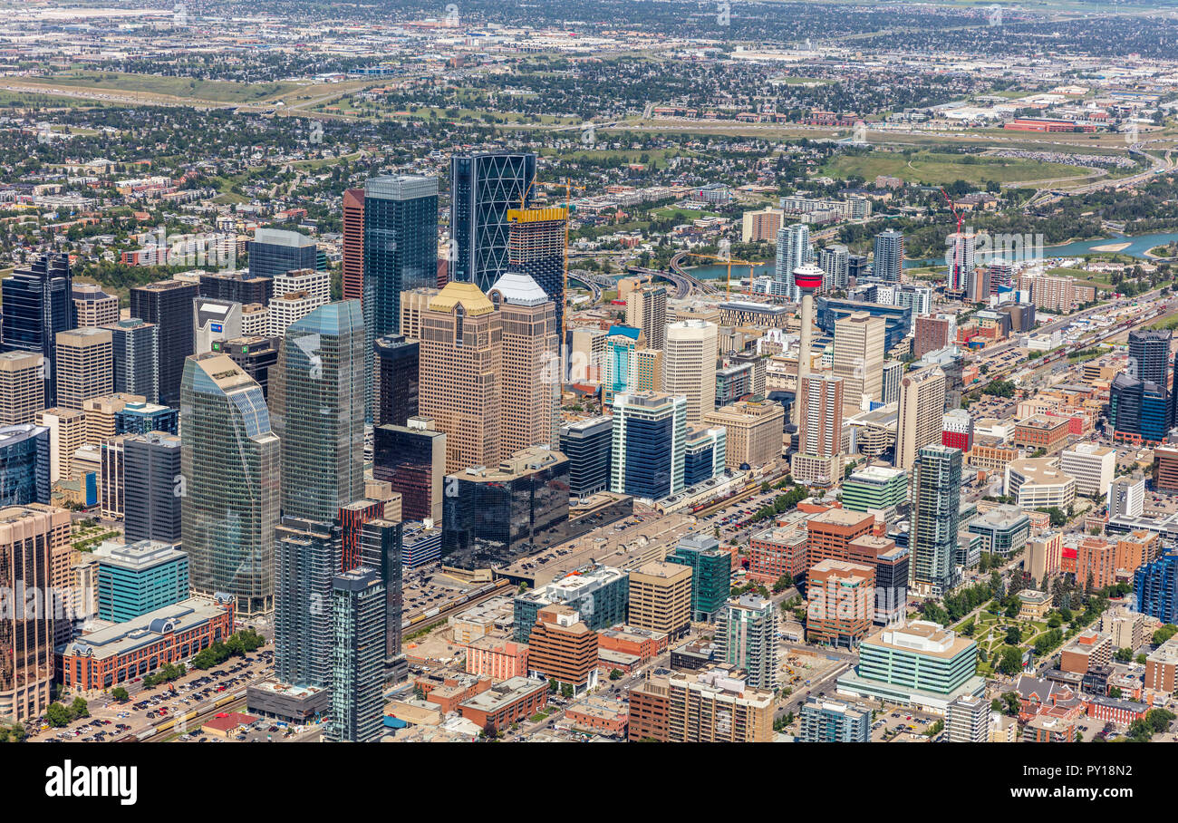 Luftaufnahme von Calgary City Centre von Hubschrauber im Sommer. Stockfoto