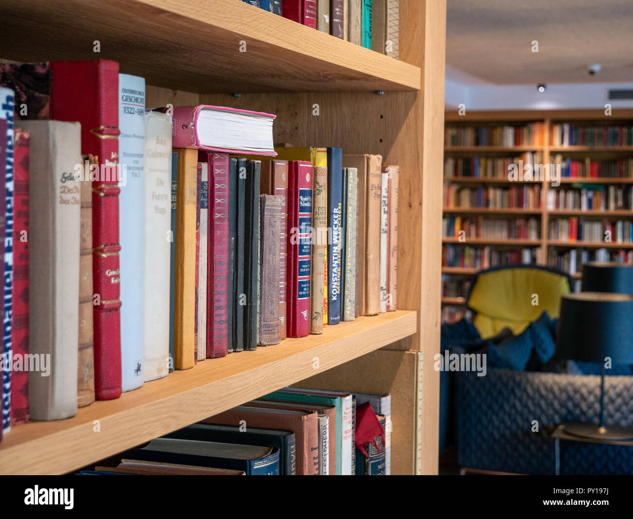 Bild von Holz- Regal mit Büchern in der Bibliothek Stockfoto
