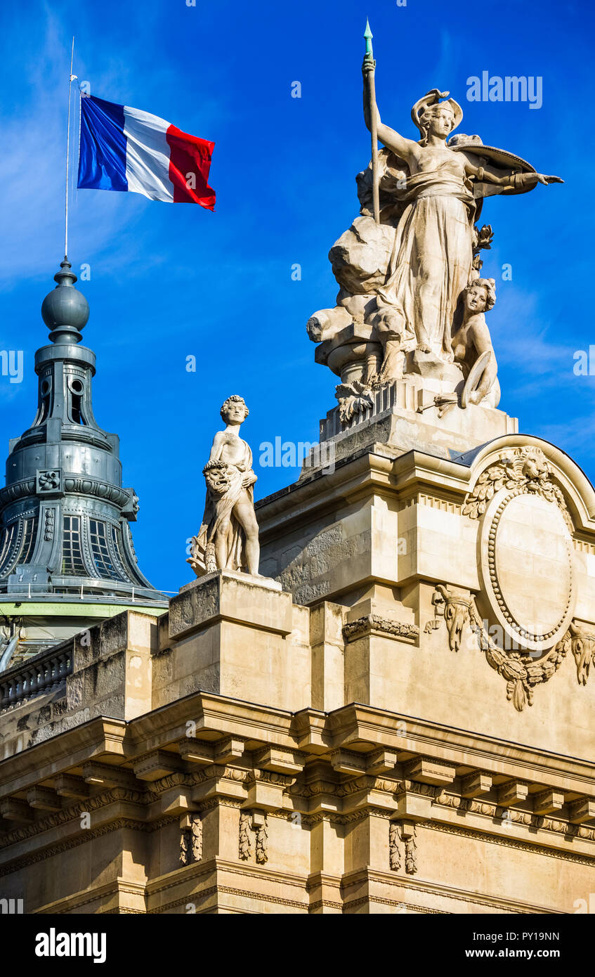 Frankreich Paris, Av. Winston Churchill, Statue auf der Oberseite des Grand Palace Museum Stockfoto