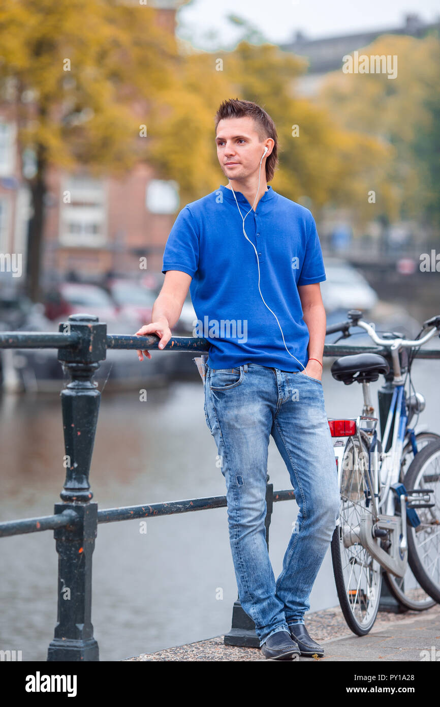 Junge glückliche Menschen Hintergrund von Canal in Amsterdam Stockfoto