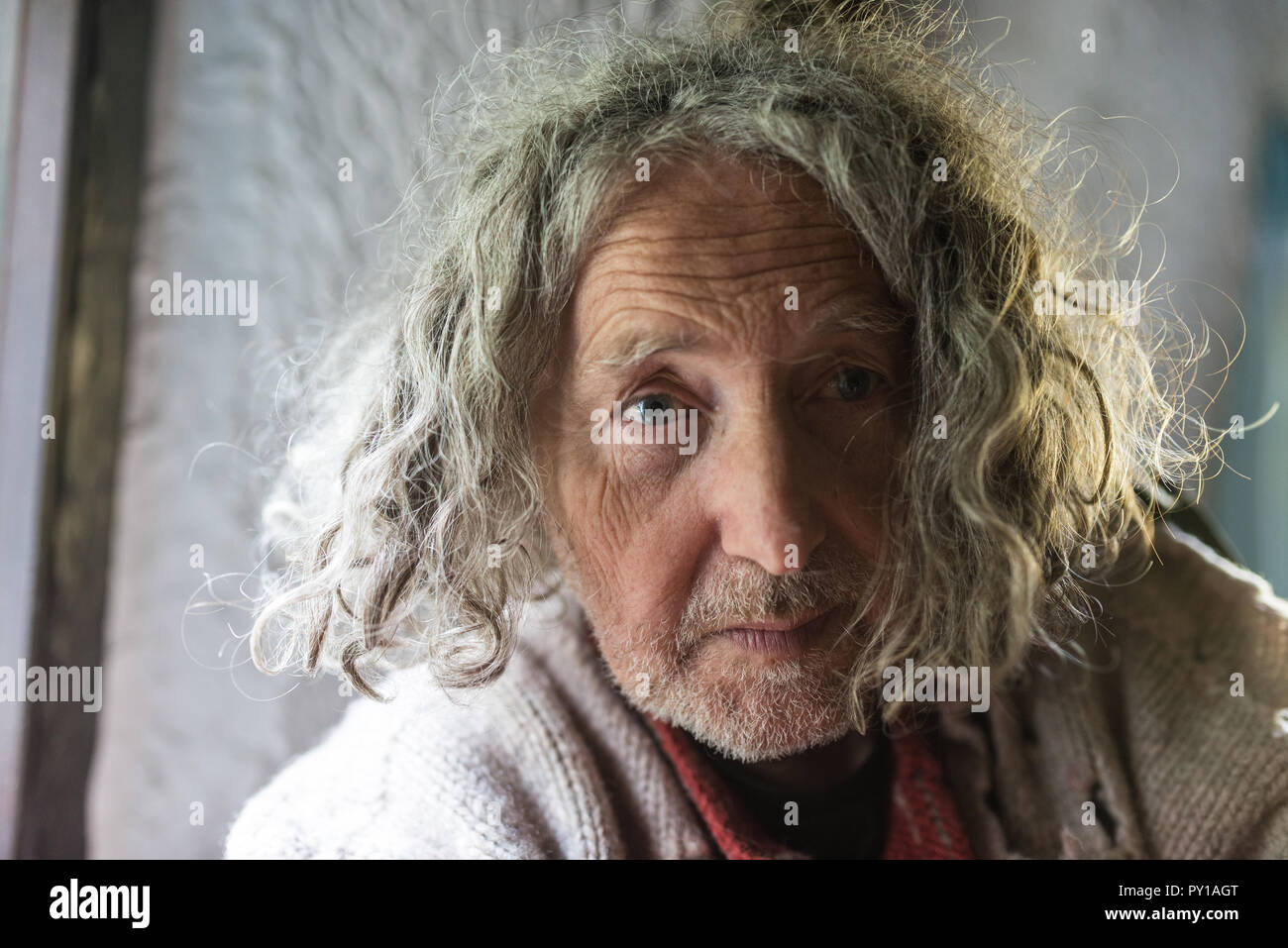 Portrat Der Alten Mann Mit Ungepflegten Langes Graues Haar Und Stroh Traurig Stockfotografie Alamy