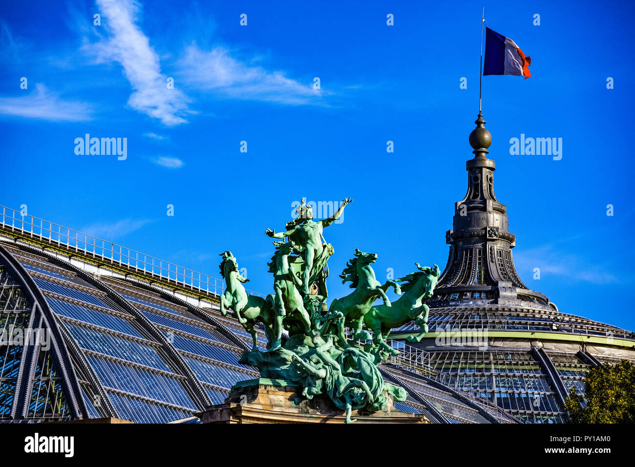 Frankreich Paris, Av. Winston Churchill, die Skulpturengruppe auf der Oberseite des Grand Palace Museum Stockfoto