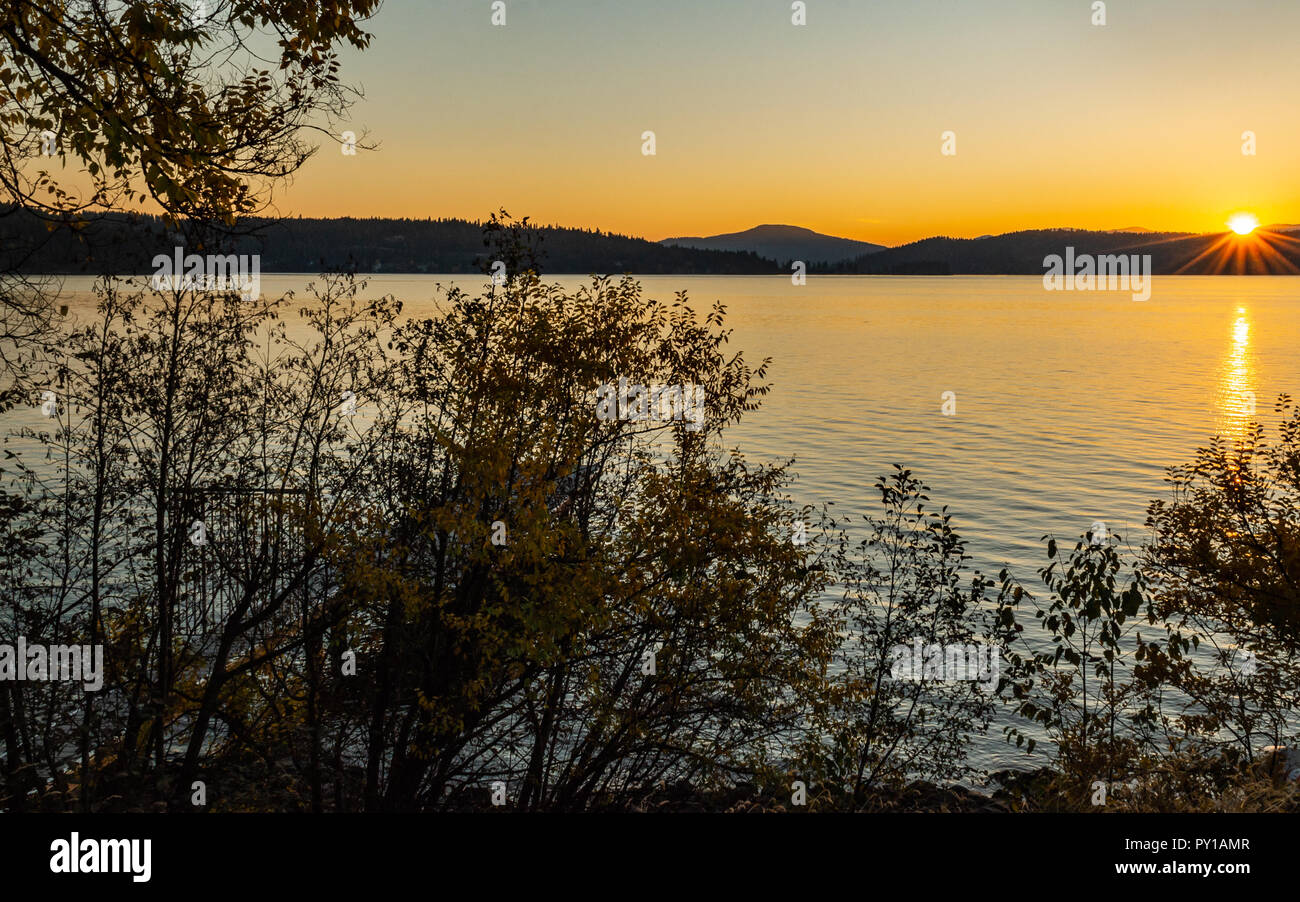 Sterben des Lichtes über Lake Coeur D'Alene Stockfoto