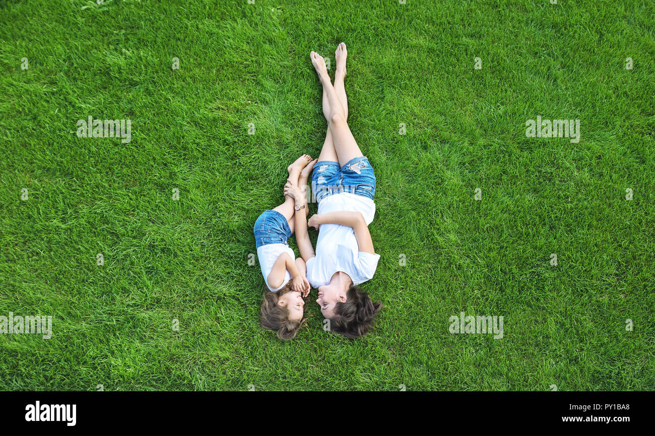 Konzeptionelle portrait einer hübschen Mutter mit Tochter auf einer frischen, grünen Rasen Stockfoto