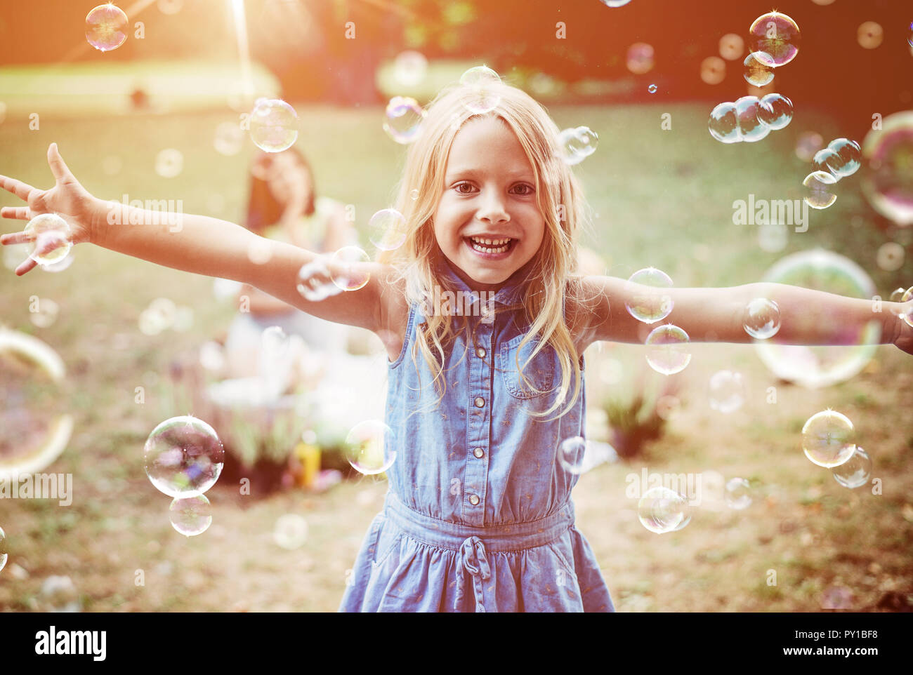 Fröhliche, kleine Mädchen genießen Blase Blasen Stockfoto