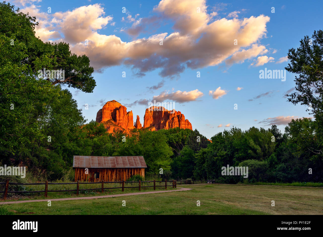 Sonnenuntergang am Cathedral Rock auf der Crescent Moon Ranch in Sedona, Arizona, USA Stockfoto