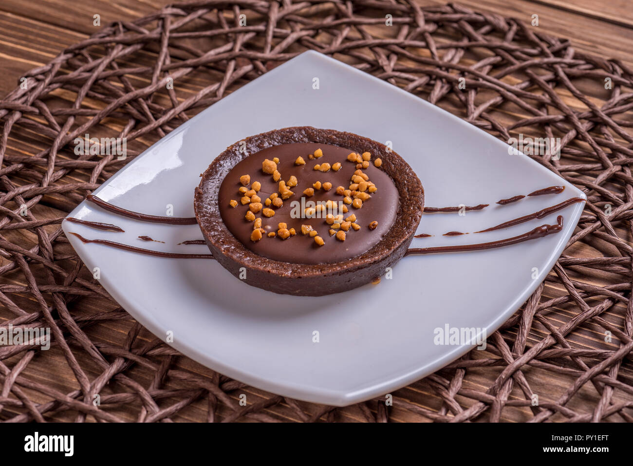Ein Stück Schokolade Kuchen auf dem Tisch. Stockfoto