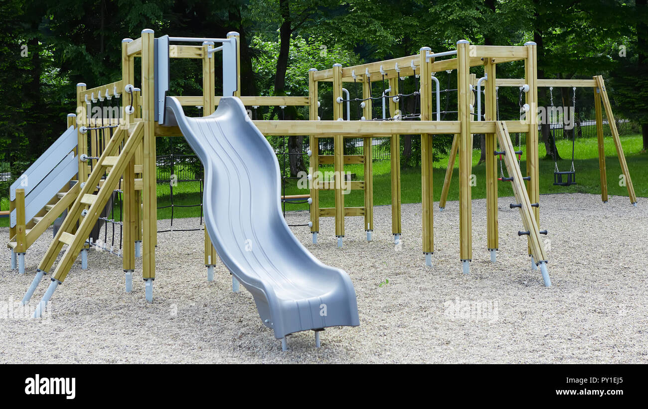 Bunten Spielplatz am Hof im Park. Stockfoto