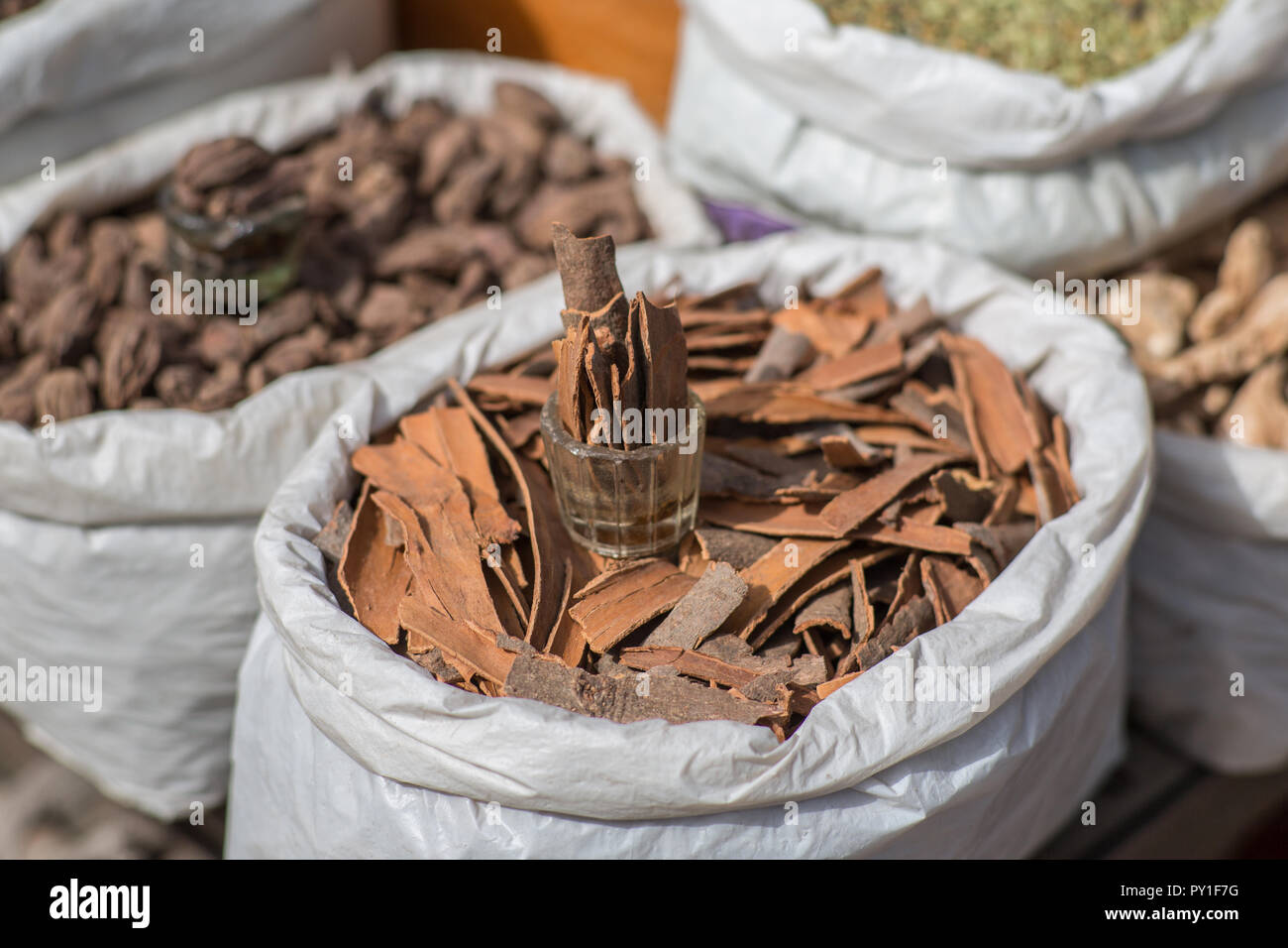 Ein Beutel mit Zimt Rinde zu einem außerhalb Spice Market. Stockfoto