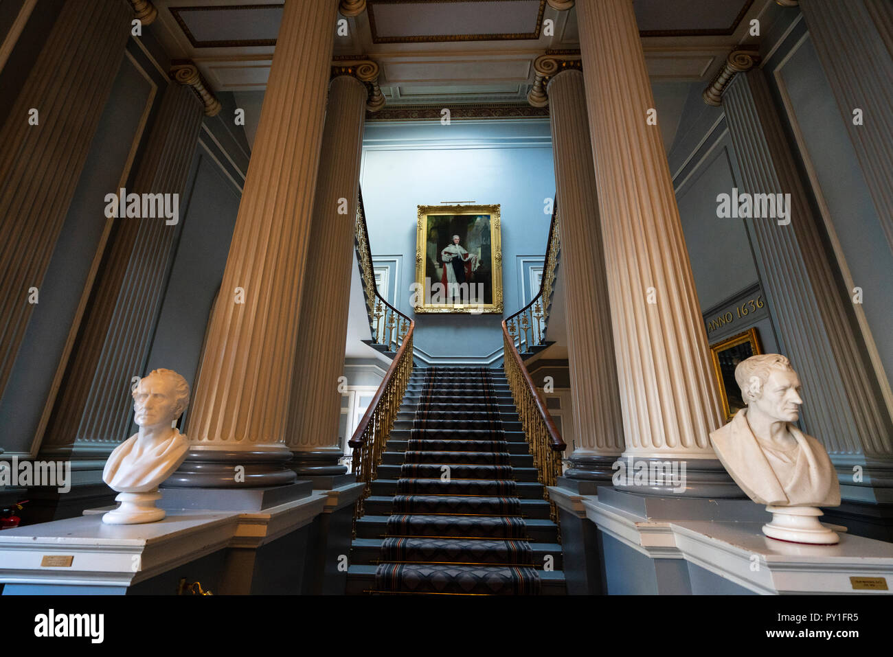 Innenansicht mit Treppe des Signet Library auf den Parliament Square, Altstadt von Edinburgh, Schottland, Großbritannien. Stockfoto