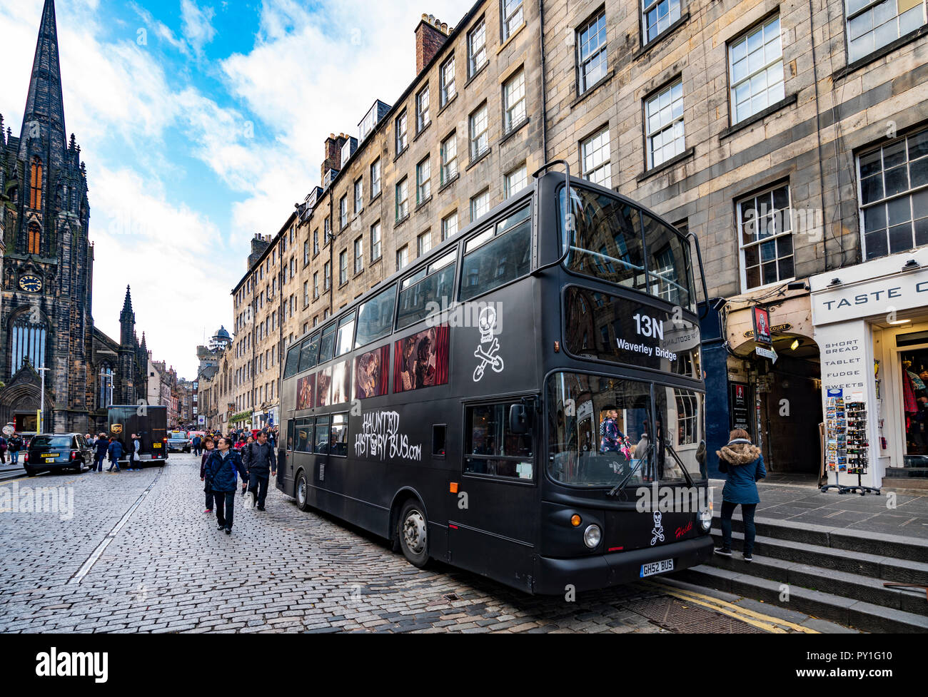 Touristische Ghost Tour Bus auf der Royal Mile in der Altstadt von Edinburgh, Schottland, Großbritannien geparkt. Stockfoto