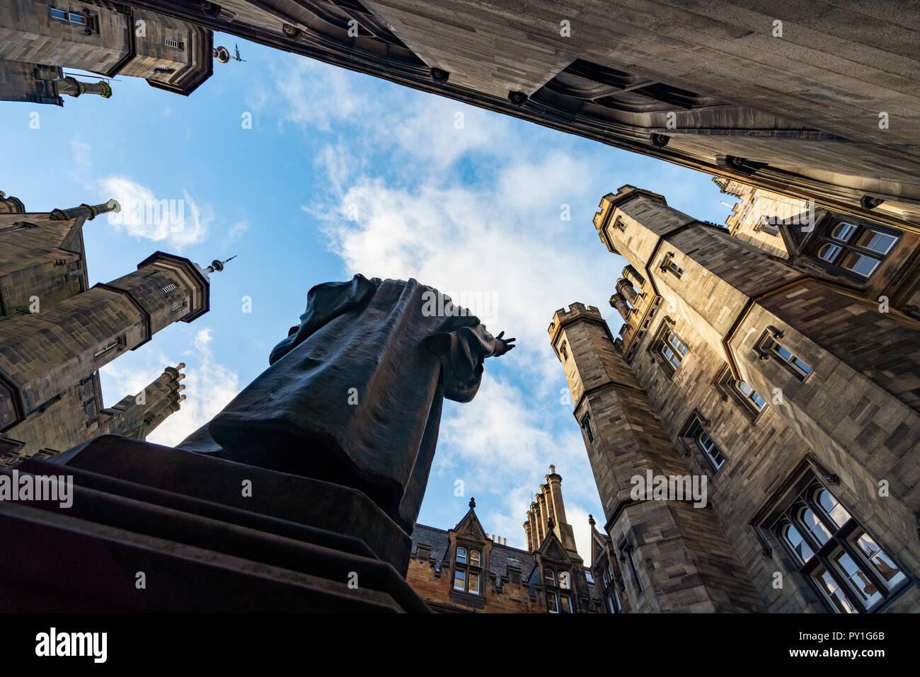 Statue von John Knox im Innenhof der Neuen Hochschule an der Universität von Edinburgh, der Fakultät der Göttlichkeit, auf dem Damm in der Altstadt von Edinburgh, Schottland, Stockfoto