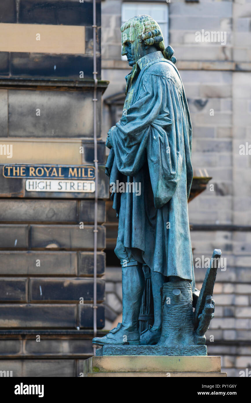 Statue von Adam Smith auf der Royal Mile (Hohe Straße) in der Altstadt von Edinburgh, Schottland, Großbritannien Stockfoto