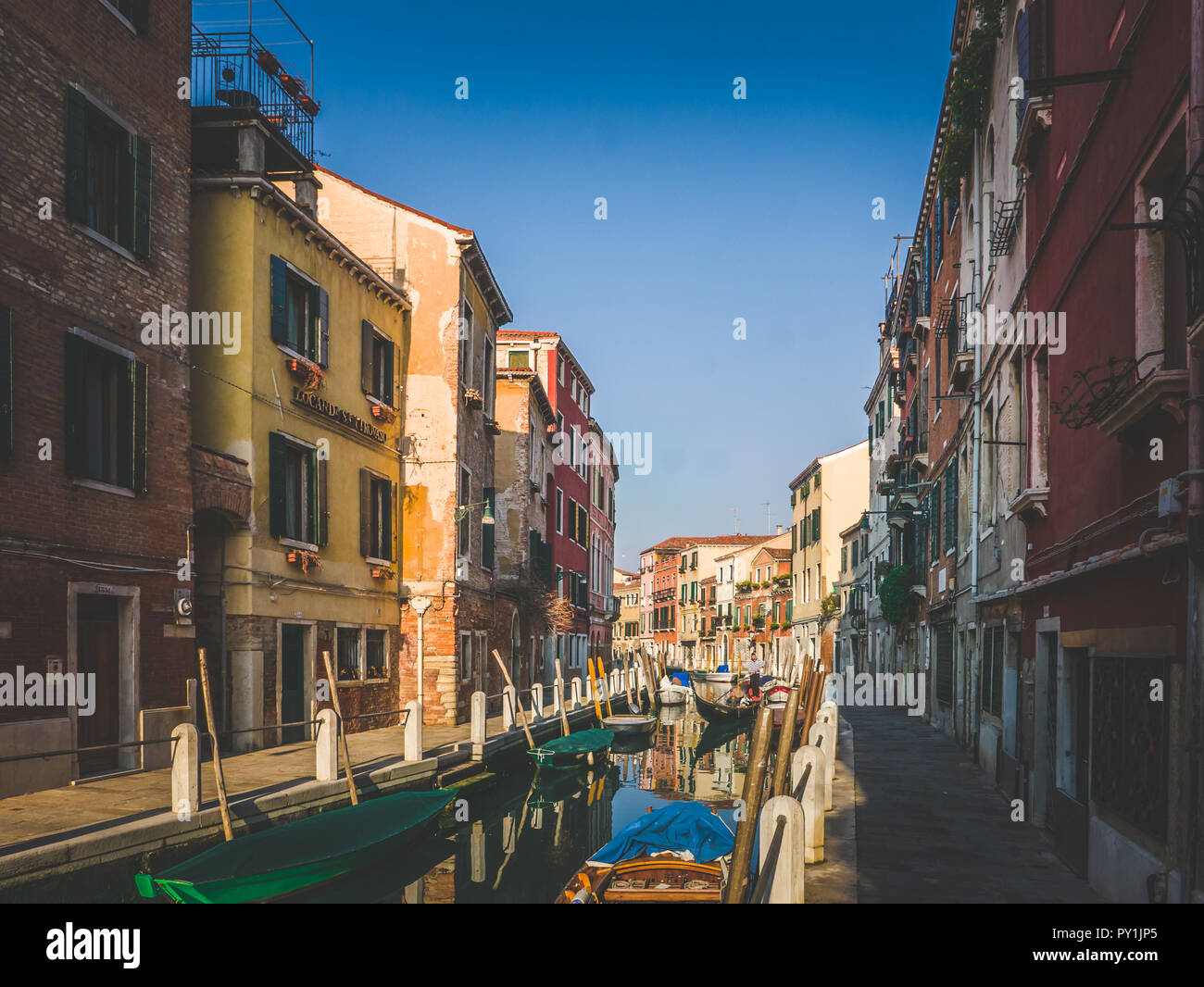 Sonntag Nachmittag im romantischen Gassen von Venedig Stockfoto