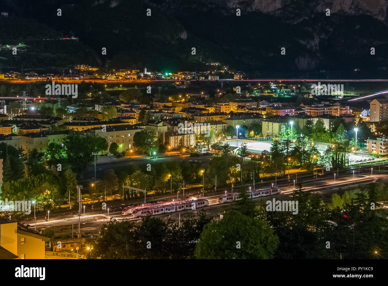 Smart City Konzept, bunte Lichter Straßenverkehr und Schienenverkehr. Trento, Italien Stockfoto