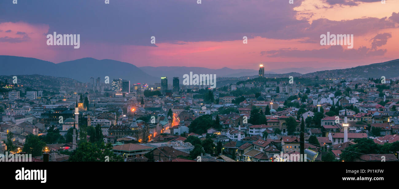 Warmen und regnerischen Abend in Sarajewo, breites Panorama lila Touch Stockfoto