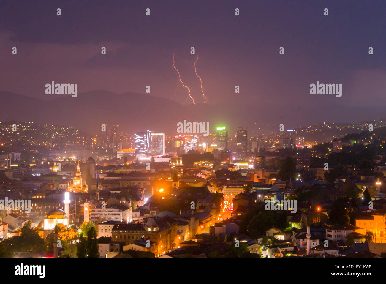 Sarajevo, Hauptstadt von Bosnien und Herzegowina bei Gewitter und starker Regen Stockfoto