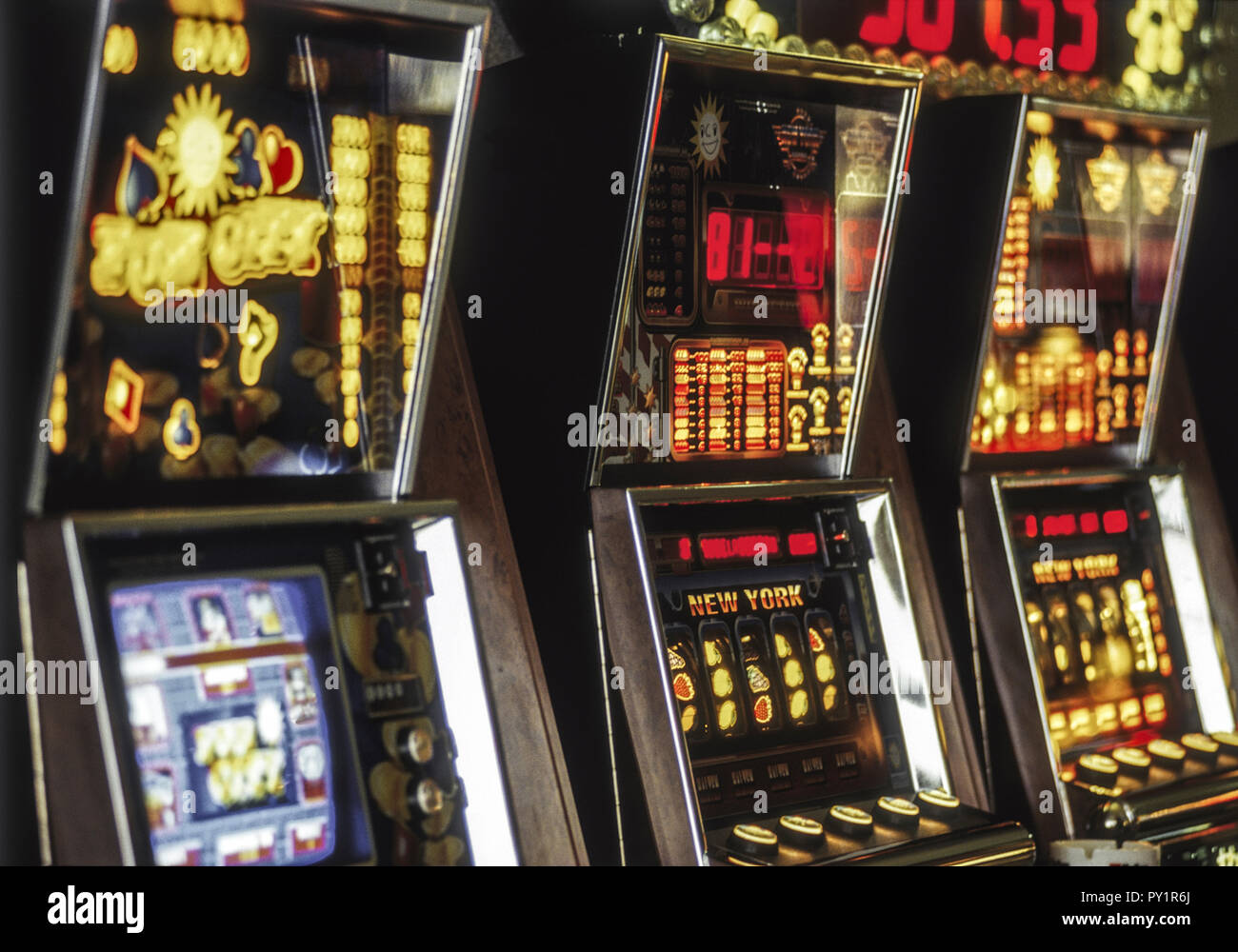 Spielautomaten im Spielsalon Stockfoto