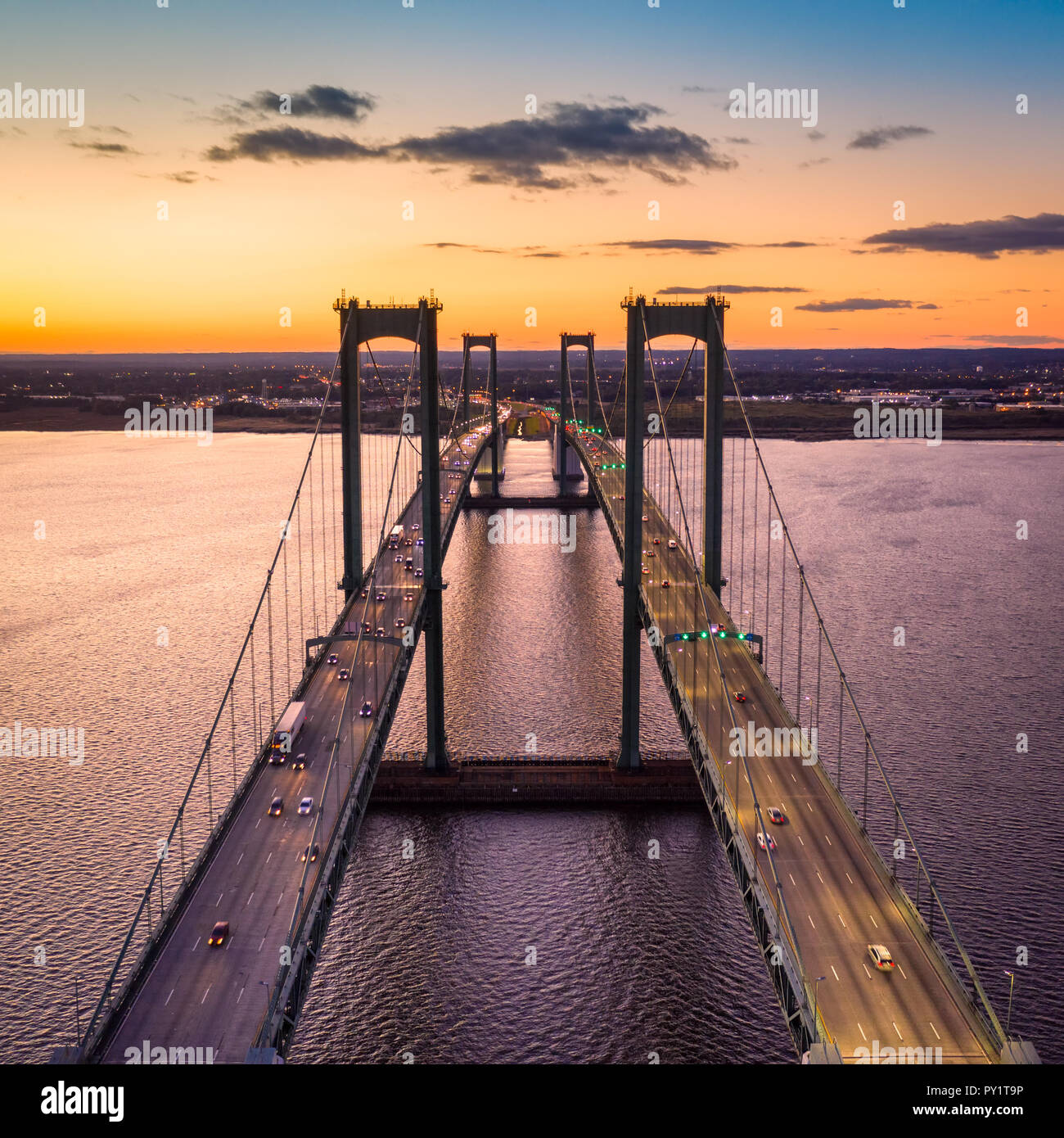Luftaufnahme von Delaware Memorial Bridge in der Abenddämmerung. Stockfoto