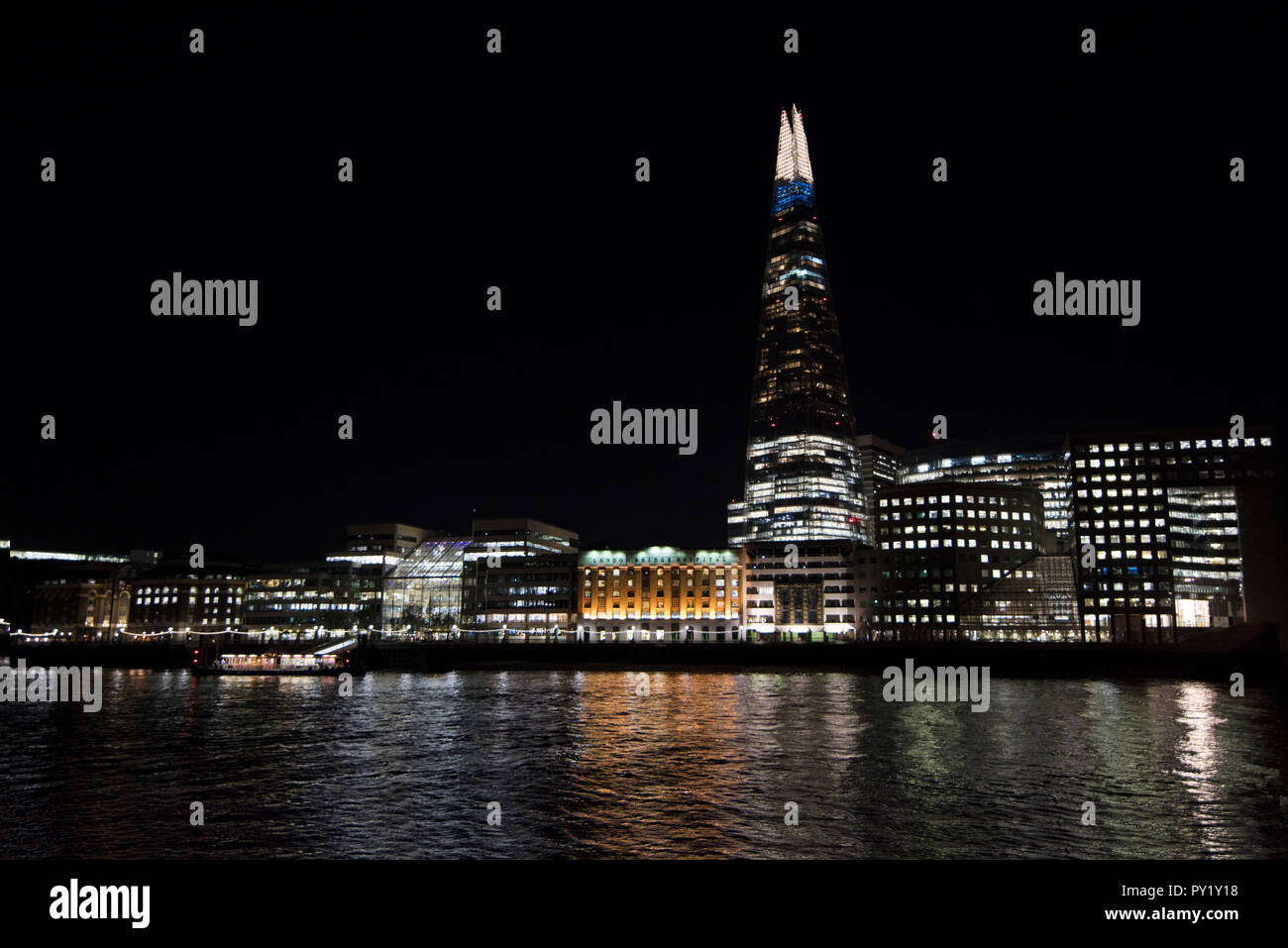 London's Shard bei Nacht im Wasser widerspiegelt fotografiert. Stockfoto