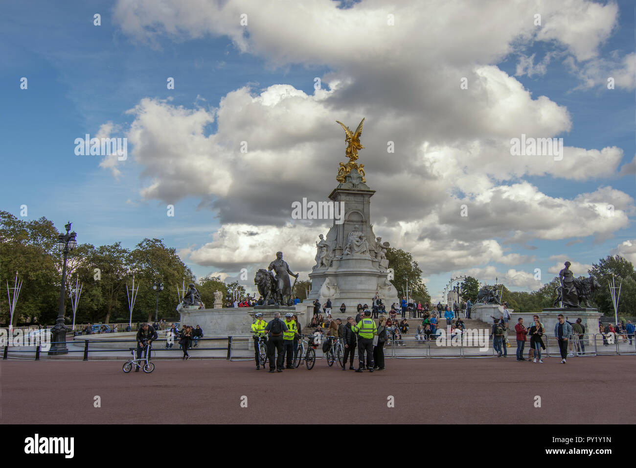 Die Queen Victoria Memorial-St James's Park Blick von Buckingham Palace Seite. Sehenswürdigkeiten architektonische Kunstwerk Stockfoto