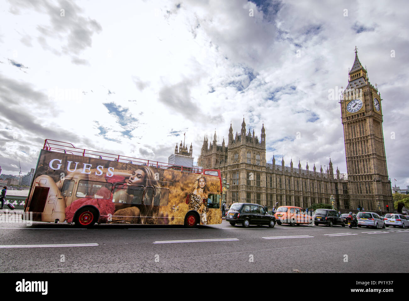 Big Ben und einem roten Doppeldecker während des Tages. - London, Vereinigtes Königreich - Big Ben Wahrzeichen Stockfoto