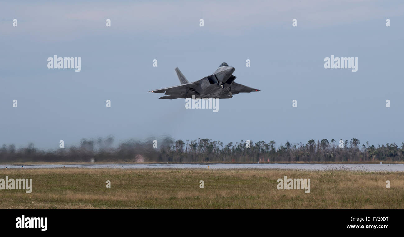 Ein Pilot aus der 27 Fighter Wing, Joint Base Langly-Eustis, Virginia, fliegt eine F-22 Raptor aus der Tyndall Air Force Base in Florida, Oktober 21, 2018, nach dem Wirbelsturm Michael. Mehrere wichtige Befehle haben Entlastung Vermögenswerte in einer Bemühung, Operationen zur Wiederherstellung nach dem Hurrikan mobilisiert katastrophale Schäden an der Basisstation verursacht. (U.S. Air Force Foto von älteren Flieger Kiefer Bowes) Stockfoto