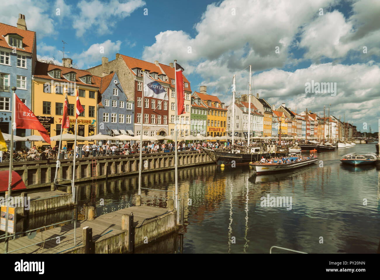 Nyhavn oder neuen Hafen voller Menschen, Kopenhagen, Kopenhagen, Dänemark Stockfoto