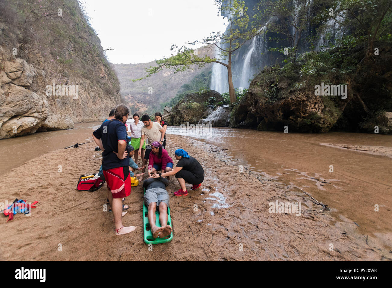 Backboard Evakuierungsmethoden während einer Räumungsübung der Wildnis erklärt werden First Responder WFR Kurs, el antibiótico Wasserfall, Chiapas, Mexiko Stockfoto