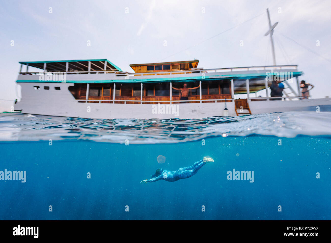 Freitauchen unter einem Boot, Komodo, Nusa Tenggara Timur, Indonesien Stockfoto